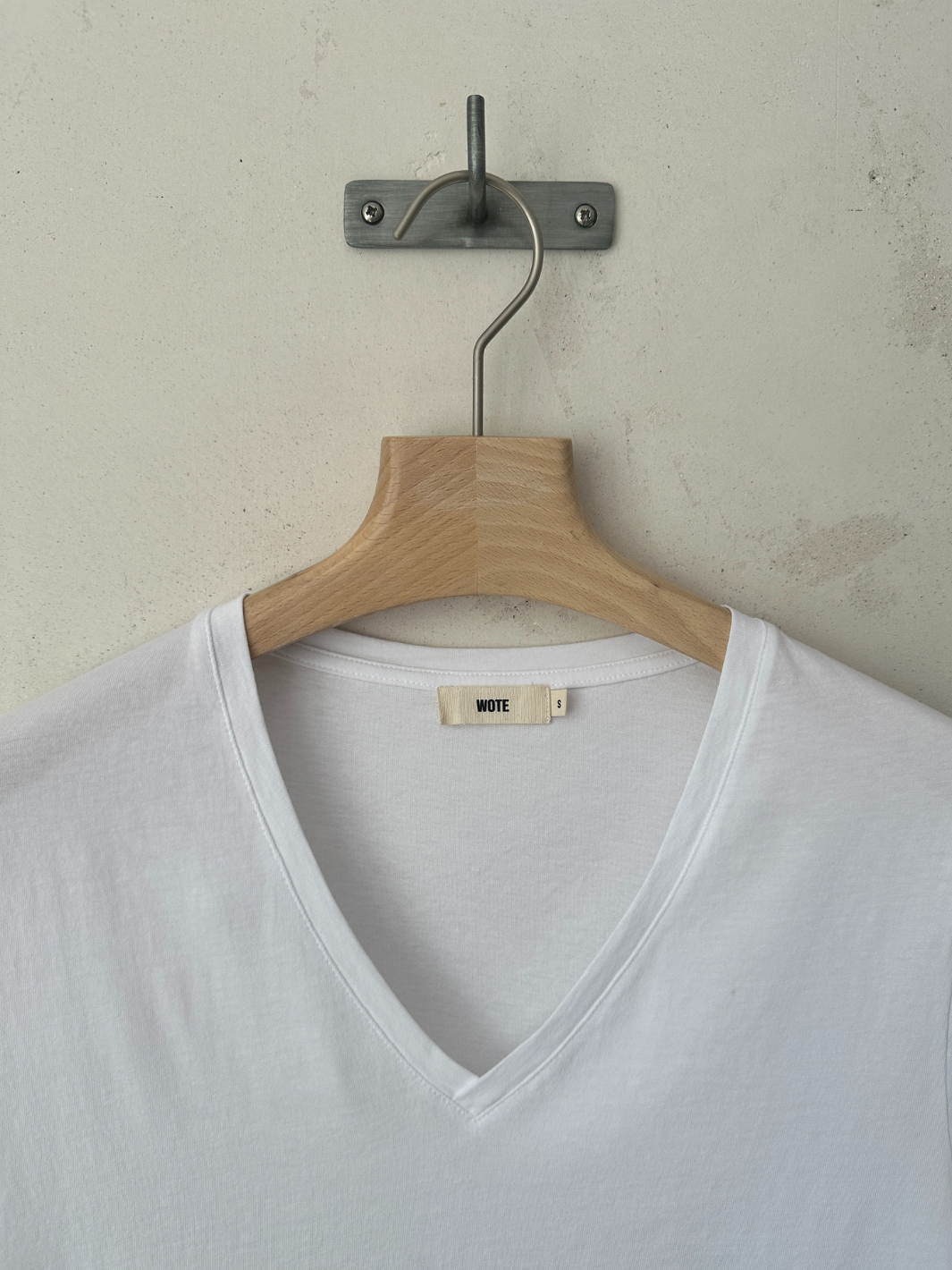 Nachhaltiges Damen V-Neck T-Shirt aus Bio Baumwolle in weiß - Detail Bild Kragen von WOTE