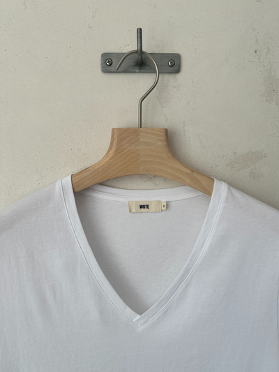 Nachhaltiges Damen V-Neck T-Shirt aus Bio Baumwolle in weiß - Detail Bild Kragen von WOTE