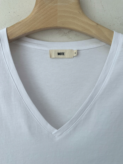 Detailansicht Dame V-Neck T-Shirt aus BioBaumwolle in Weiß - hochwertiger Stoff von WOTE