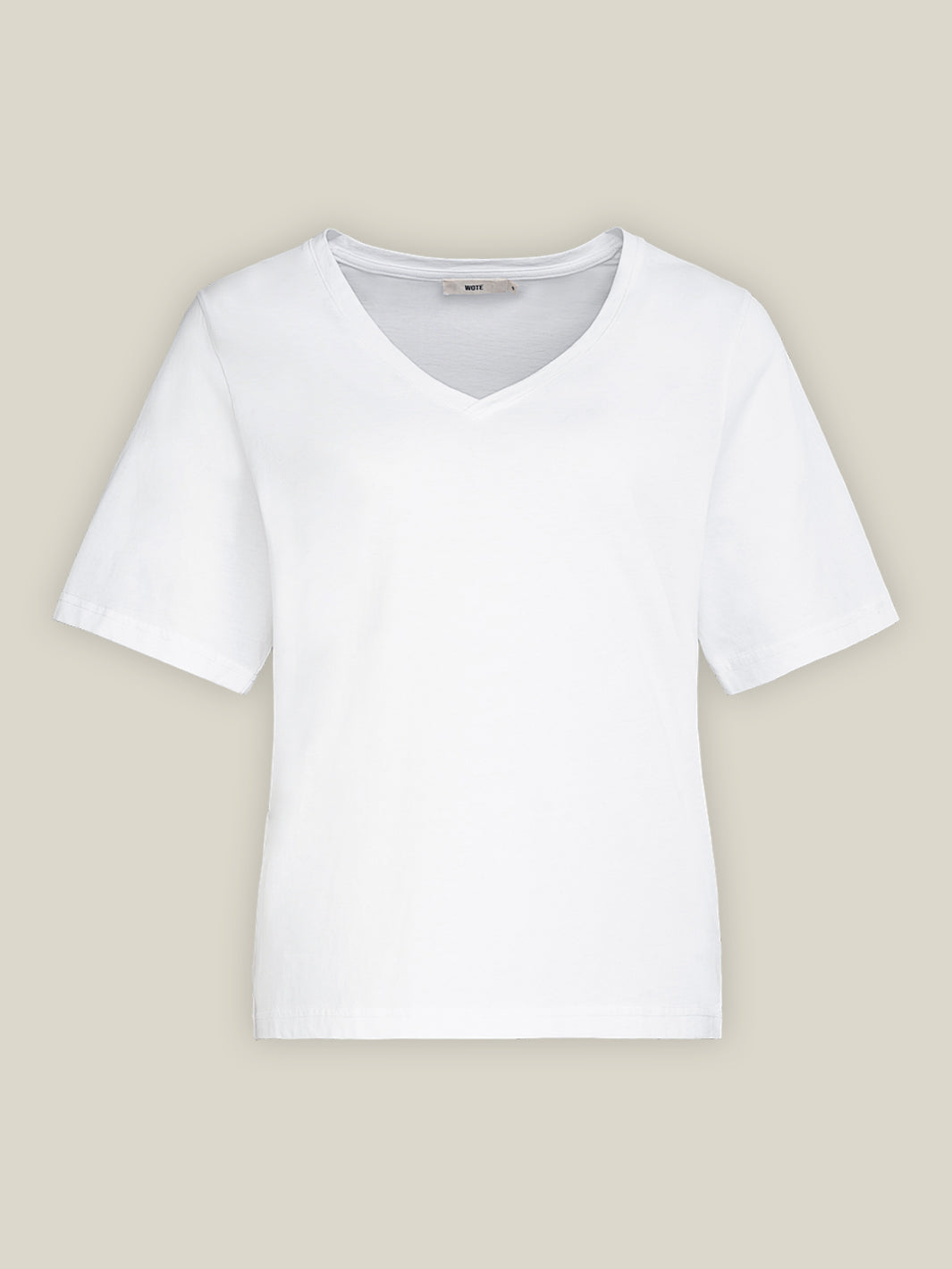Damen V-Neck T-Shirt aus Bio-Baumwolle in Weiß von WOTE - freigestellt