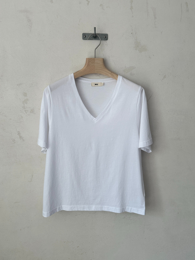 Damen V-Neck T-Shirt in Weiß aus Bio-Baumwolle von WOTE - nachhaltiges Basic Shirt für Frauen