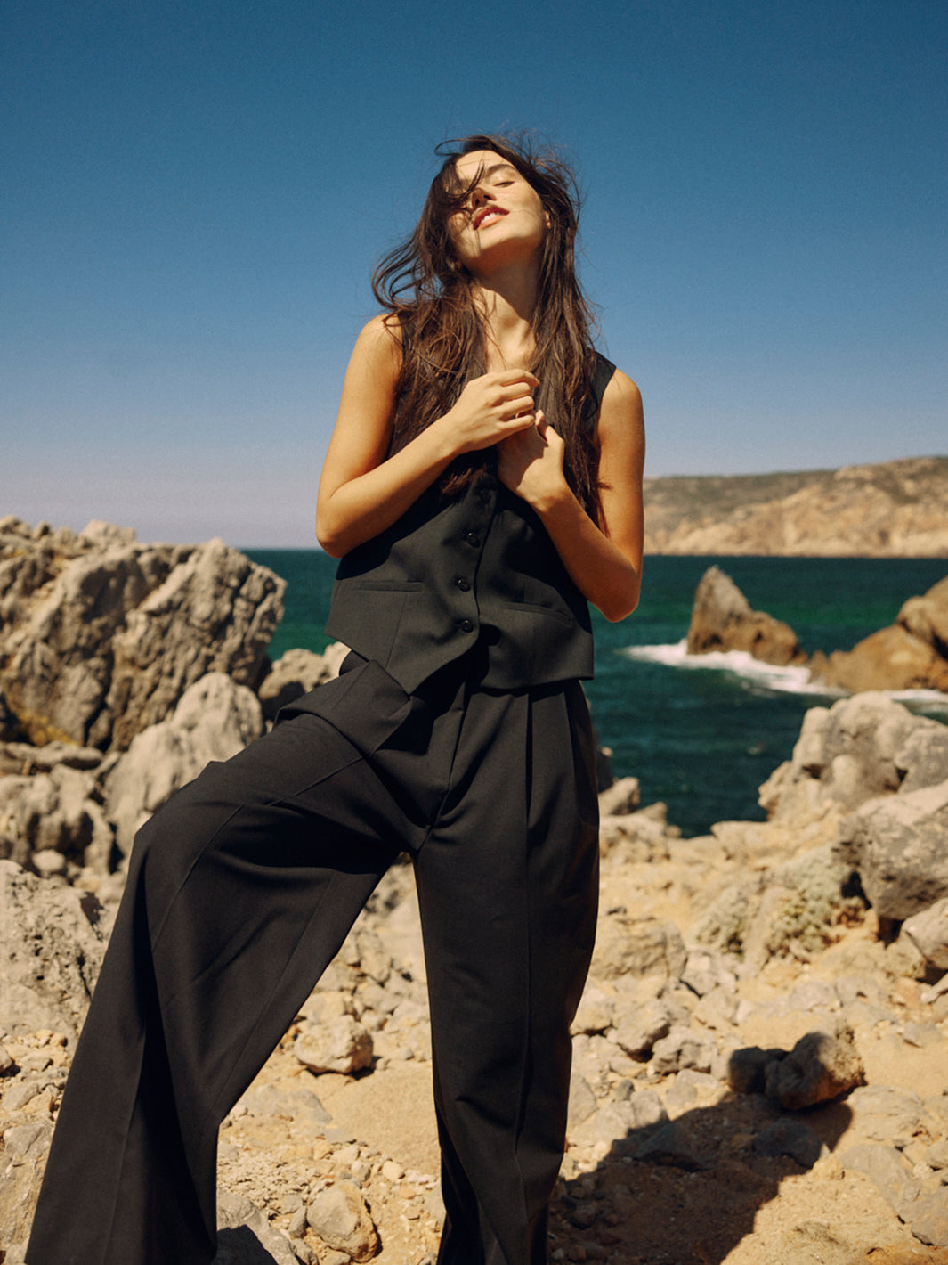 Nachhaltige Damen Weste in Schwarz aus hochwertiger Wolle von WOTE - made in Portugal ( Detail Frontansicht)