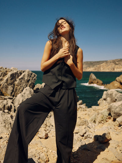 Nachhaltige Damen Weste in Schwarz aus hochwertiger Wolle von WOTE - made in Portugal ( Detail Frontansicht)