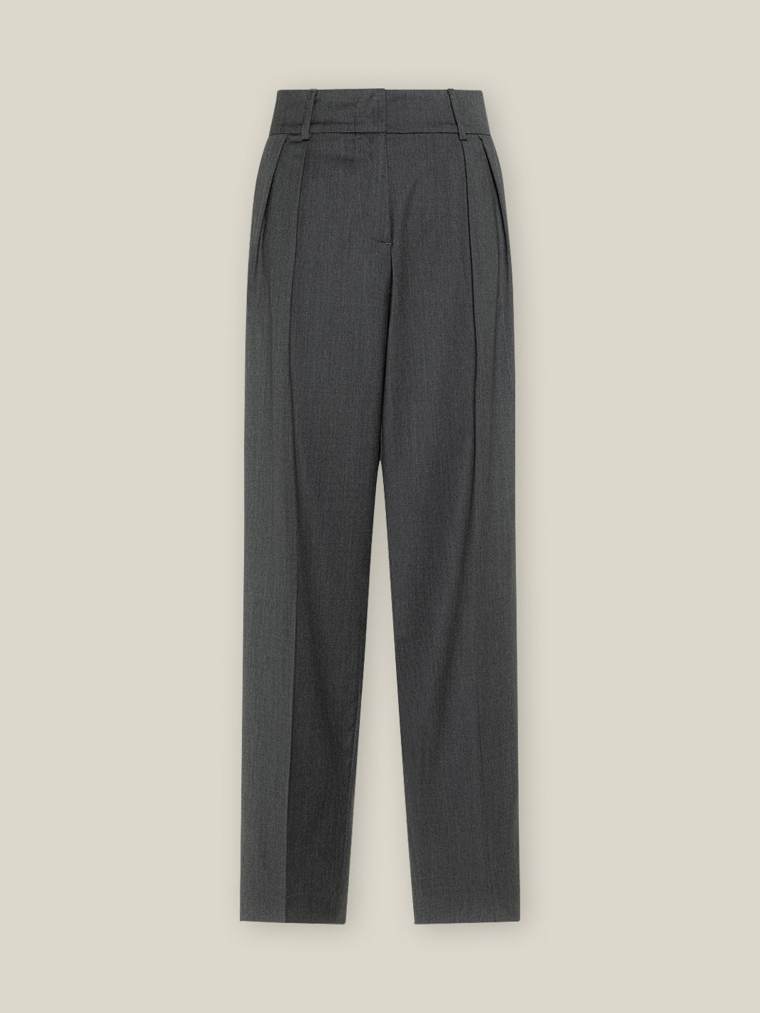 Damen Hose in grau aus nachhaltiger Wolle in einer bequemen Chino Passform mit zwei Bundfalten von WOTE - fair und nachhaltig in Portugal gefertigt, Freisteller Bild