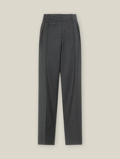Damen Hose in grau aus nachhaltiger Wolle in einer bequemen Chino Passform mit zwei Bundfalten von WOTE - fair und nachhaltig in Portugal gefertigt, Freisteller Bild