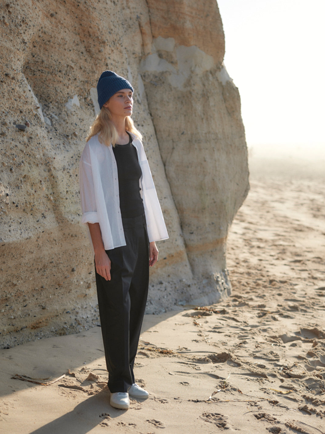 Damen Wollhose in schwarz, bequeme Passform von WOTE,  fair und nachhaltig in Portugal produziert, rechte Seitenansicht