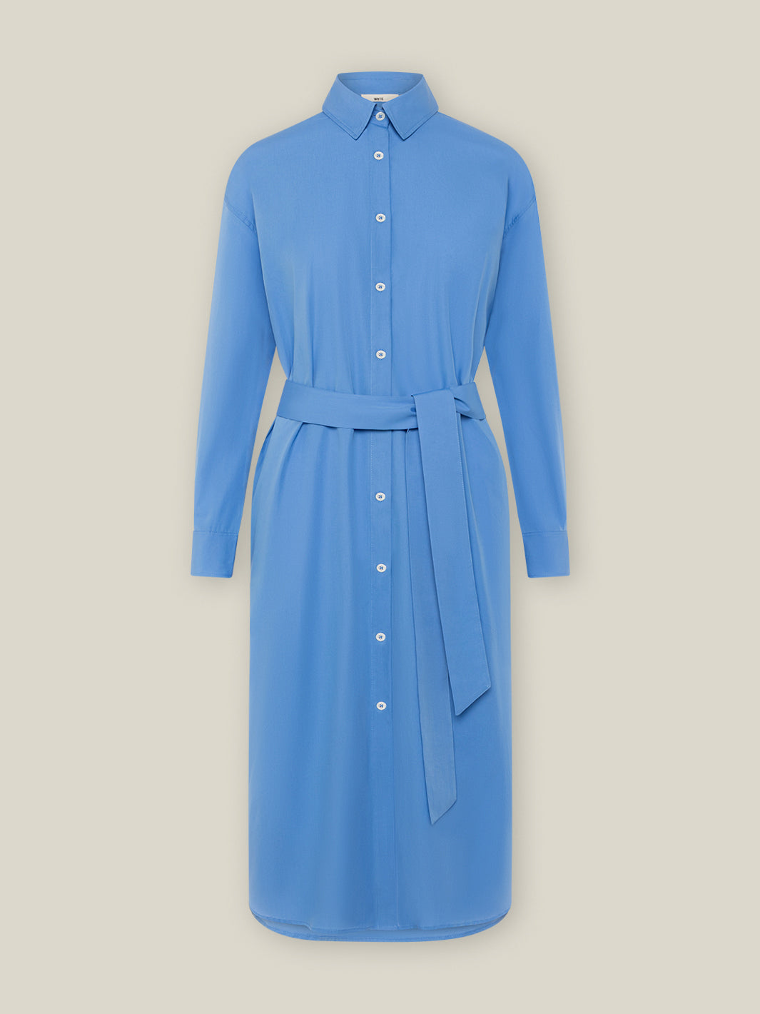 Blaues Midi-Hemdblusenkleid aus Organic Cotton mit Bindegürtel und durchgehender Knopfleiste.