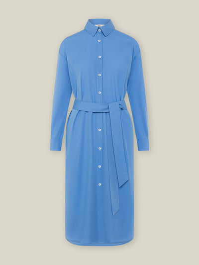 Blaues Midi-Hemdblusenkleid aus Organic Cotton mit Bindegürtel und durchgehender Knopfleiste.