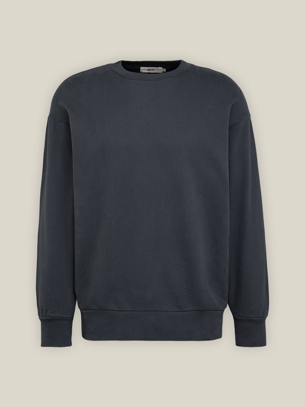 Herren Rundhals Sweatshirt in Dunkelblau aus Bio-Baumwolle von WOTE - fair und nachhaltig in Portugal produziert (Freisteller Bild)