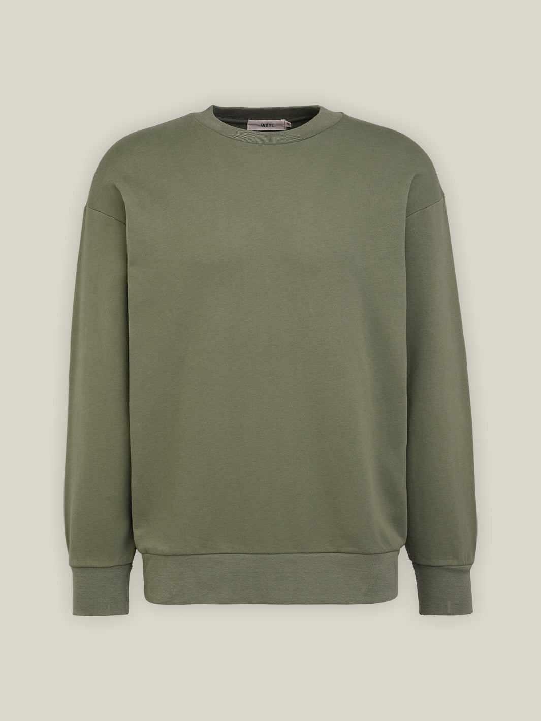 Herren Rundhals Sweatshirt in Olive aus weicher Bio-Baumwolle von WOTE - fair und nachhaltig in Portugal produziert (Freisteller Bild)