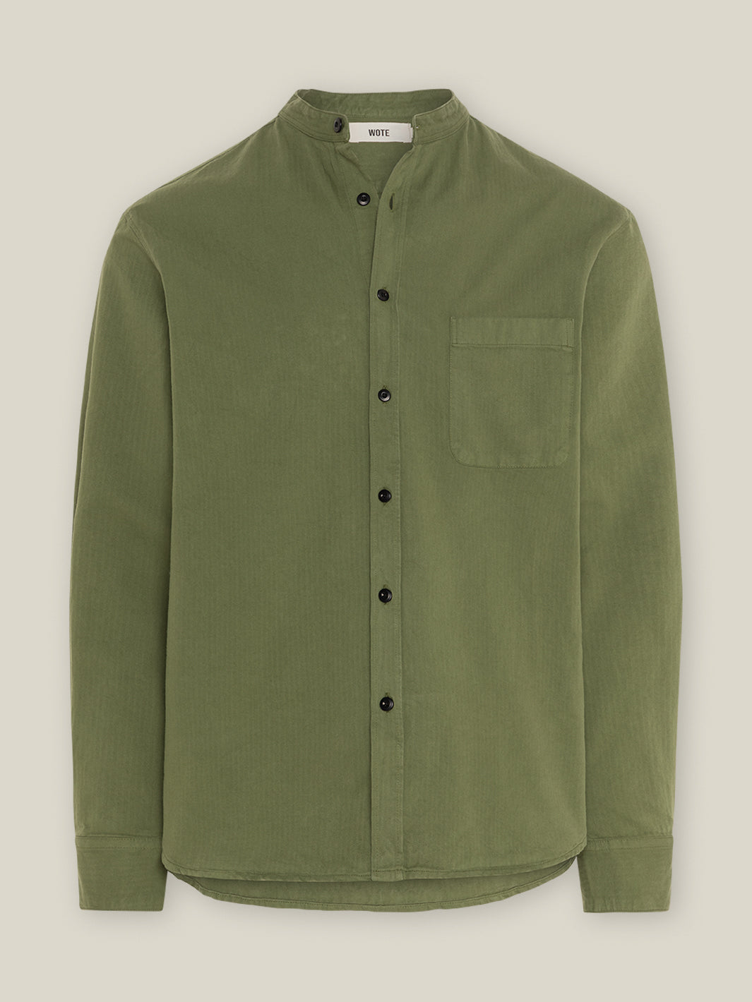 Herren Stehkragen-Hemd in Olive aus Bio-Baumwolle von WOTE - made in Portugal, Freisteller Frontansicht
