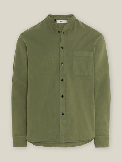 Herren Stehkragen-Hemd in Olive aus Bio-Baumwolle von WOTE - made in Portugal, Freisteller Frontansicht