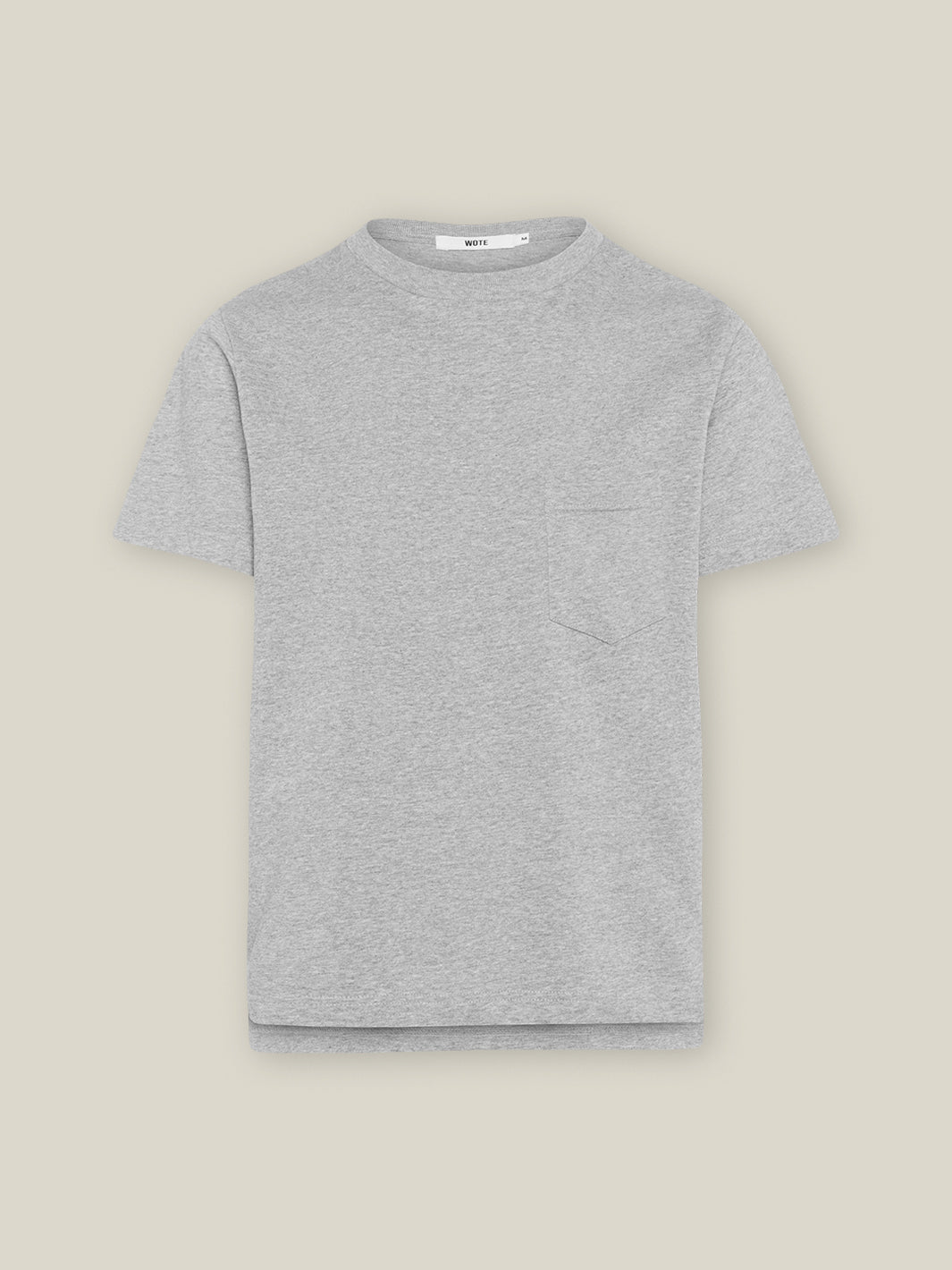 Herren T-Shirt, oversized Fit mit einer Brusttasche in Grau-Melange aus Bio-Baumwolle von WOTE - fair und nachhaltig in Portugal gefertigt, Freisteller Bild