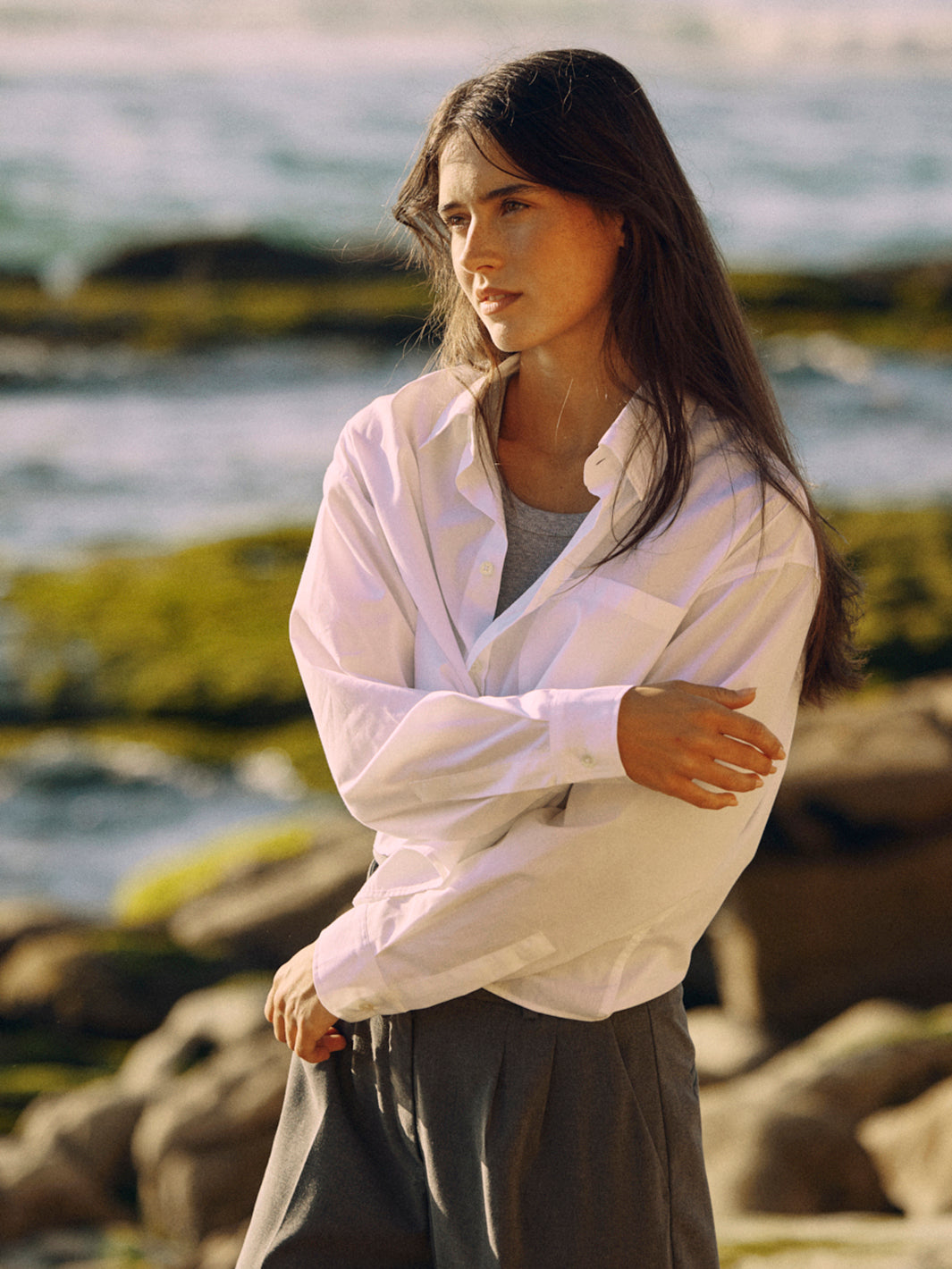 Weiße Damenbluse aus Bio-Baumwolle Popeline, verkürzte oversized Passform von WOTE - made in Portugal, Anschnitt Bild
