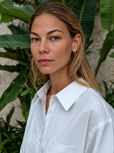 Damenbluse in Weiss aus Bio-Baumwolle Popeline, verkrzte oversized Passform von WOTE - in Portugal fair produziert, Detailbild Kragen seitlich