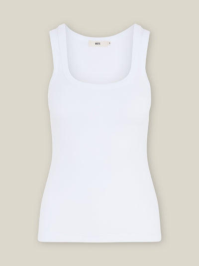 Geripptes Damen Tank Top in Weiß aus 96% Bio-Baumwolle und 4% Elasthan, körpernaher Classic-Schnitt und tiefen Rundhalsausschnitt, made in Portugal von WOTE - Freisteller Aufnahme