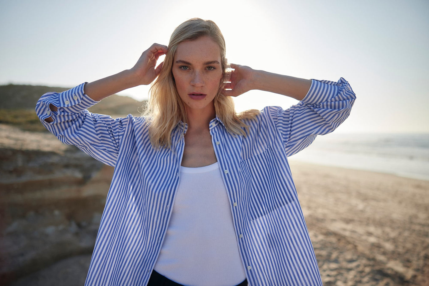 WOTE Damen Bluse in gestreiftem Oversized-Look – Editorial-Aufnahme am Strand