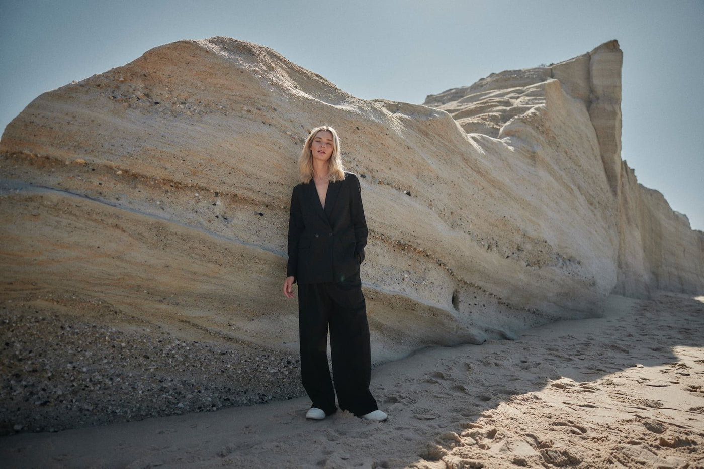 WOTE Damen Hosen im Wide-Leg Look – Editorial-Aufnahme am Strand