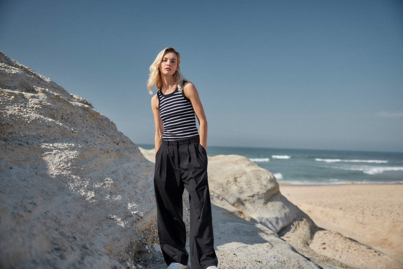 WOTE Damen Shirt im gestreiften Sommer-Top – Editorial-Look am Strand