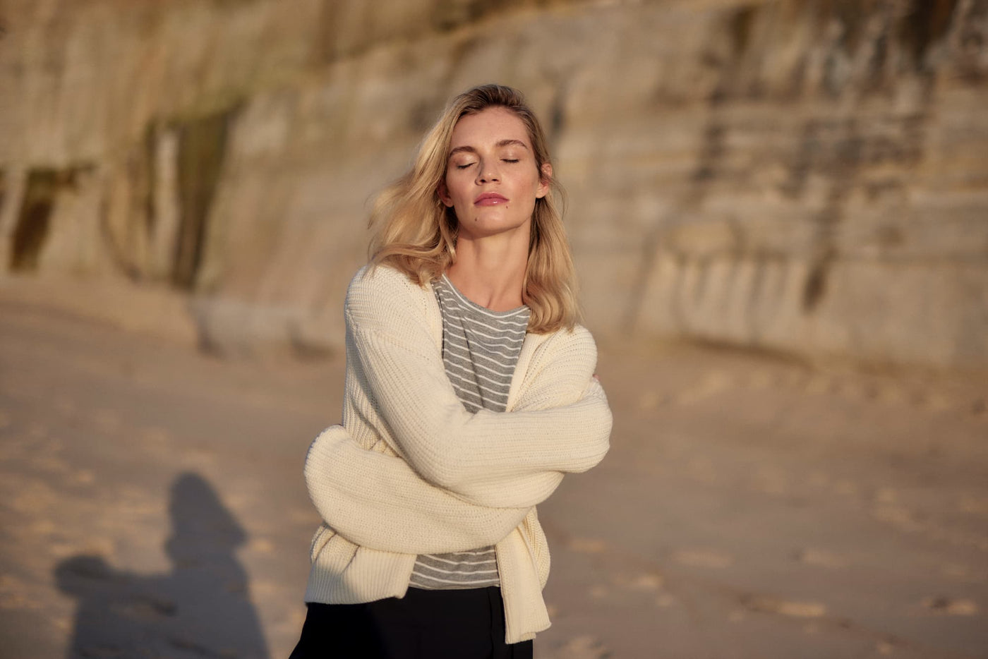 WOTE Damen Strick-Cardigan in Creme – Editorial-Look am Strand