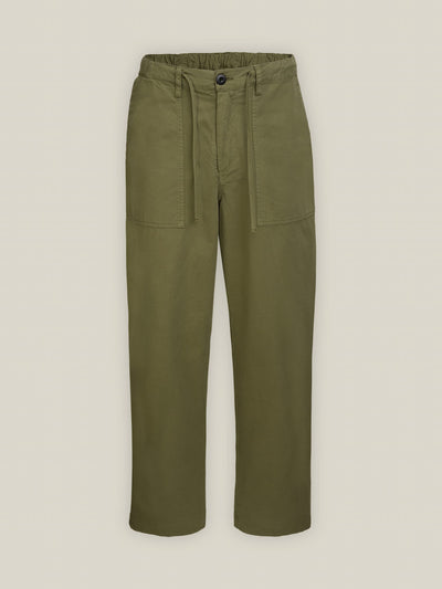 Herren Utility Pants in Olive aus Herringbone-Stoff mit relaxed Passform, Vorderansicht freigestellt.