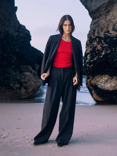 Damen Tank Top in Rot aus einer 1x1 Rippe mit hohen Rundhals Kragen Ausschnitt von WOTE, clean und minimalistisch - made in Portugal Frontansicht mit schwarzen Sakko über Roten Tank Top