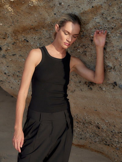 Damen Tank Top in Schwarz mit höherem Rundhals-Kragen, figurbetonter Passform aus 96% Bio-Baumwolle mit 4% Elasthan von WOTE - nachhaltig in Portugal gefertigt, Anschnitt Aufnahme mit Model