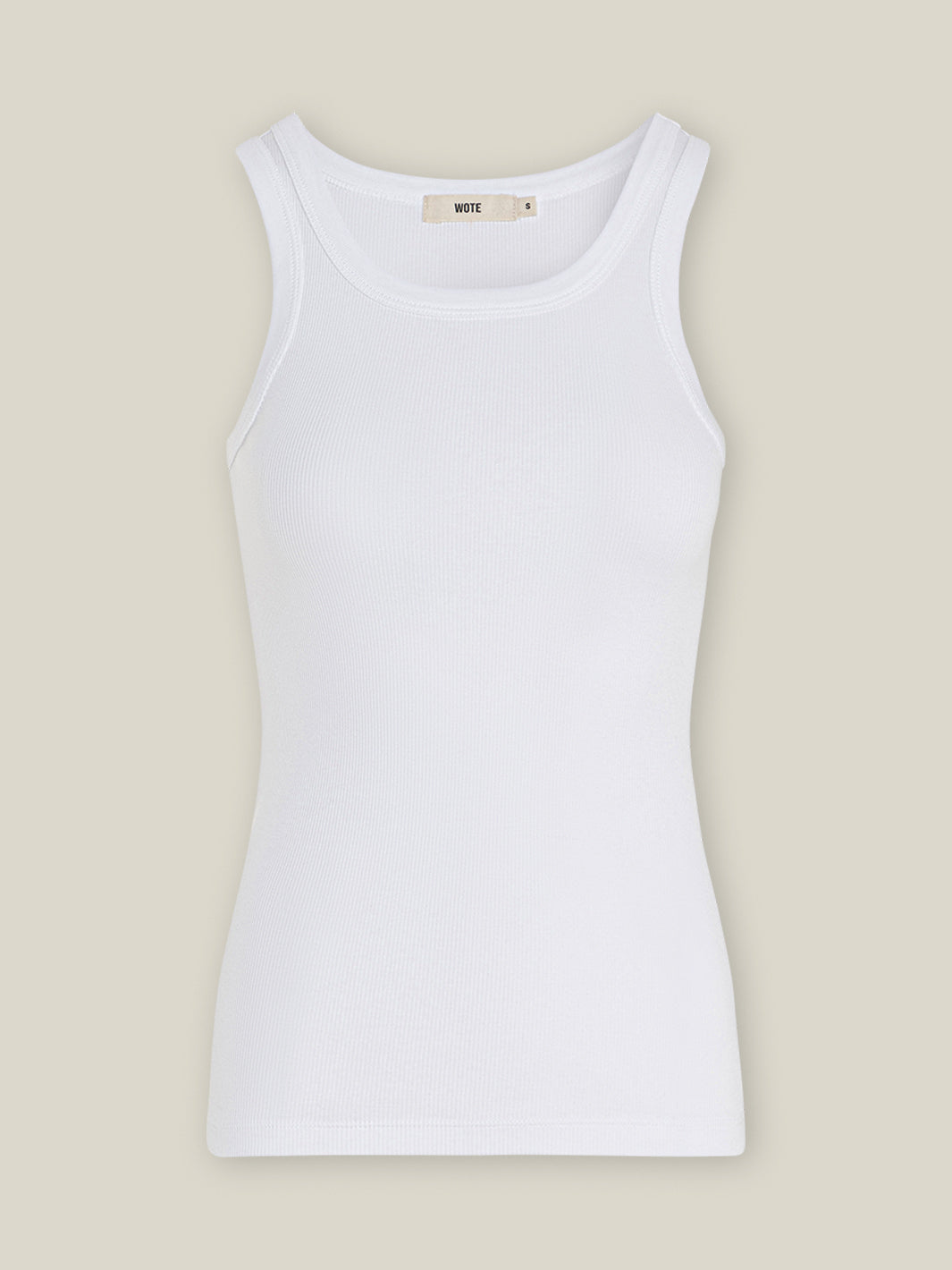 Frei-gestellte Ansicht des figurbetonten Tank Top in Weiß von WOTE aus 96% Bio-Baumwolle und 4% Elasthan, nachhaltig in Portugal gefertigt - Freigestellte Ansicht