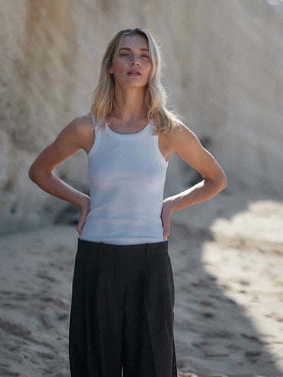 Geripptes Damen Tank Top in Weiß in körpernaher Passform und höherem Rundhals Kragen aus 96% Bio-Baumwolle mit 4% Elasthan von WOTE - made in Portugal, Frontansicht mit Model