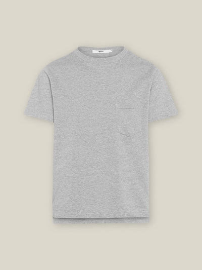 Oversized T-Shirt aus grauer Bio-Baumwolle in Frontansicht, mit Rundhalsausschnitt und Brusttasche.