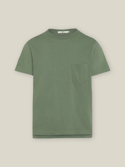 Oversized T-Shirt aus grüner Bio-Baumwolle in Frontansicht, mit Rundhalsausschnitt und Brusttasche.