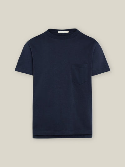 Oversized T-Shirt aus navyblauer Bio-Baumwolle in Frontansicht, mit Rundhalsausschnitt und Brusttasche.