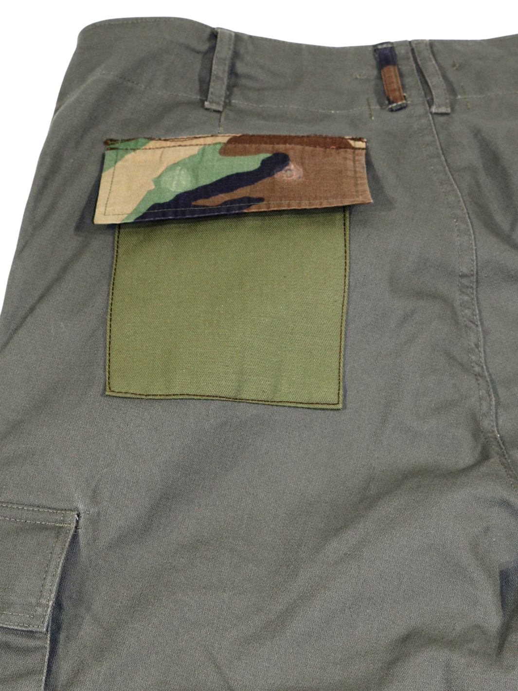 Männer Cargo Hose olive aufgesetzte Gesässtasche mit Camouflage Muster upcycled 100% Baumwolle