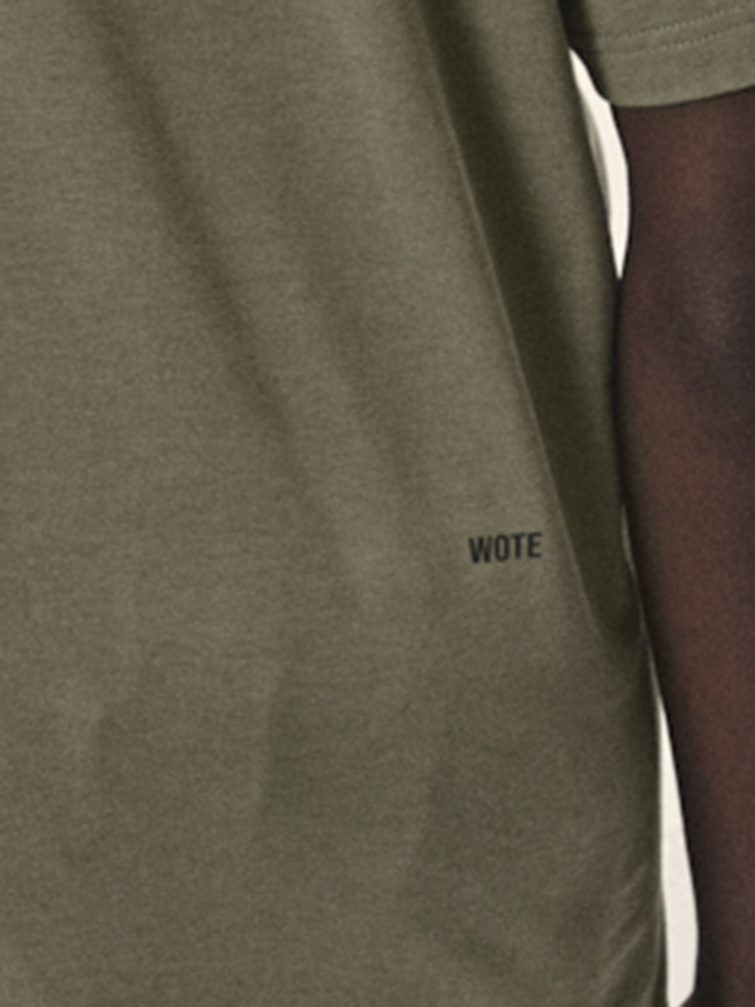 Herren T-Shirt Farbe: olive WOTE Logo Druck auf hinterer rechter Seite Bio Baumwolle fair produziert in Portugal