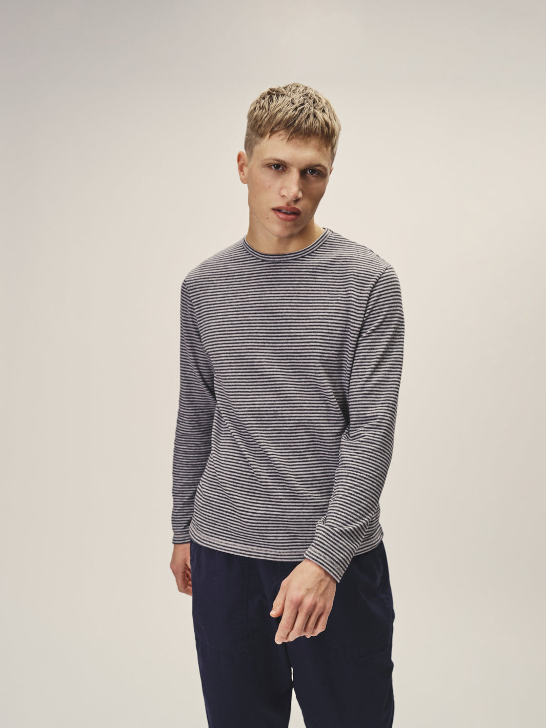 Herren Longsleeve in Dunkelblau - Grau Melange gestreift von WOTE - fair und nachhaltig in Portugal hergestellt, Frontansicht