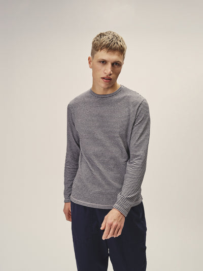 Herren Longsleeve in Dunkelblau - Grau Melange gestreift von WOTE - fair und nachhaltig in Portugal hergestellt, Frontansicht