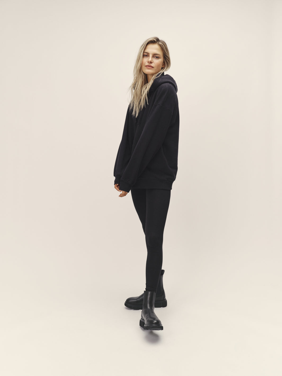 Damen Kapuzen Sweatshirt organic Cotton nachhaltig gefertigt in Portugal Farbe schwarz