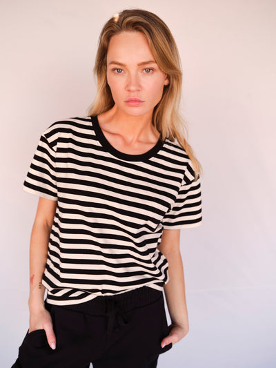 Frauen Rundhals T-Shirt schwarz - off white gestreift aus reiner Bio Baumwolle hergestellt in Portugal