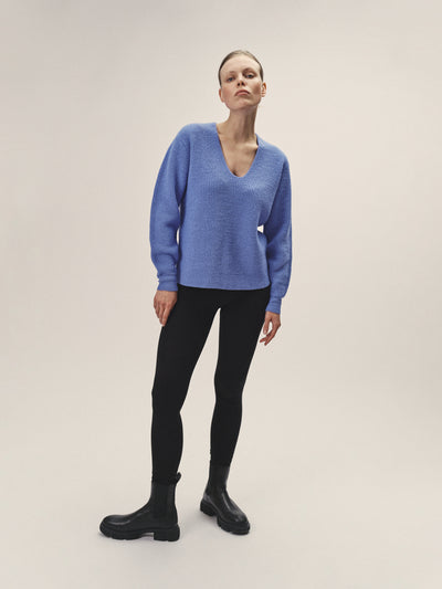 Damen Strickpullover V-Ausschnitt blau nachhaltiger Merino Wolle GOTS zertifiziert in Italien gestrickt