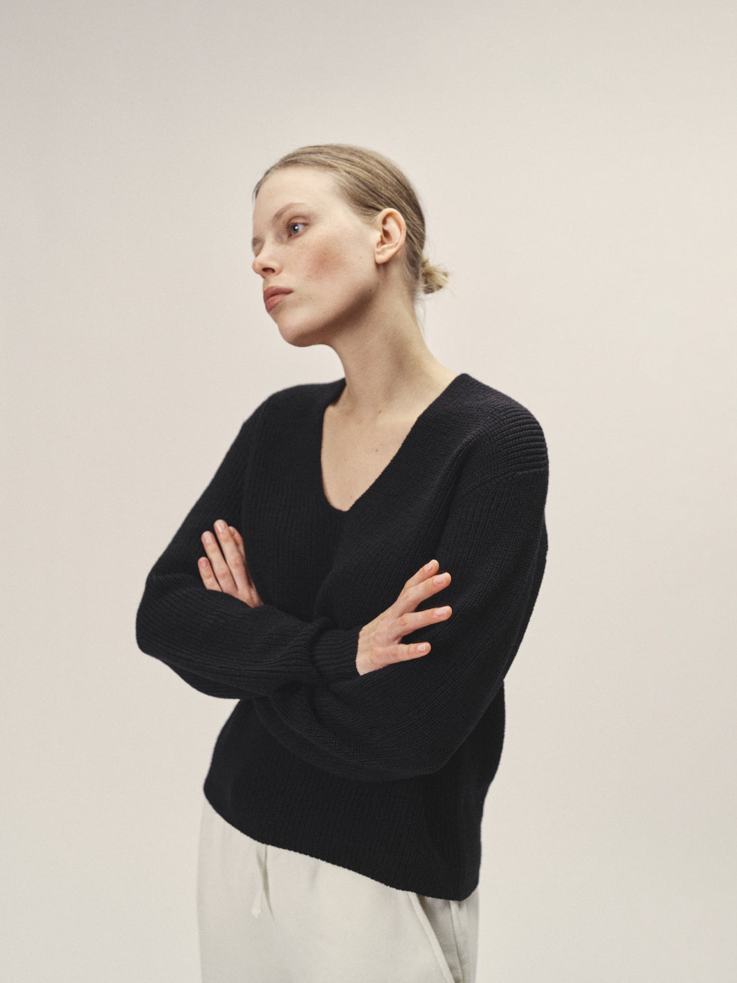 Damen Strickpullover V-Ausschnitt schwarz nachhaltiger Merino Wolle GOTS zertifiziert in Italien gestrickt