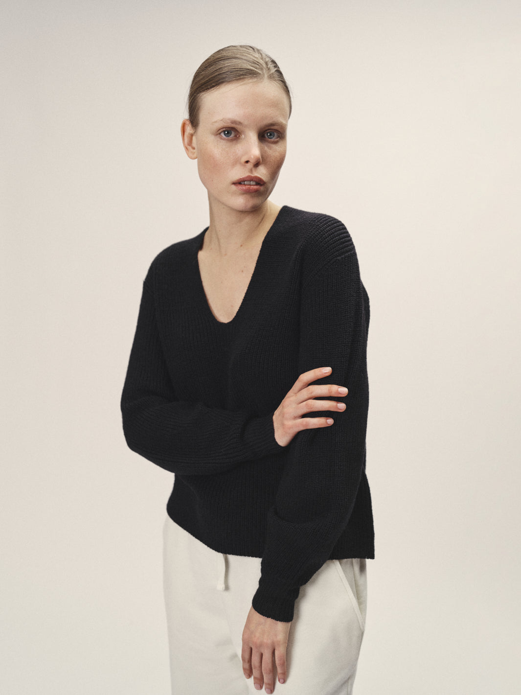 Frauen Strickpullover V-Neck schwarz nachhaltige Merino Wolle GOTS zertifiziert made in Italy