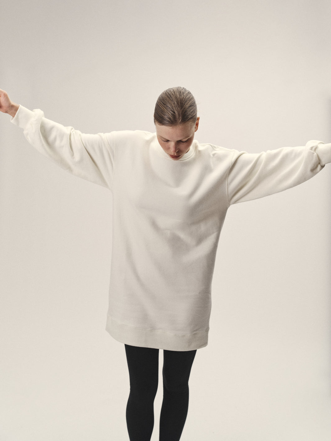 Damen oversized Sweatkleid off white reine Bio Baumwolle in Portugal gefertigt