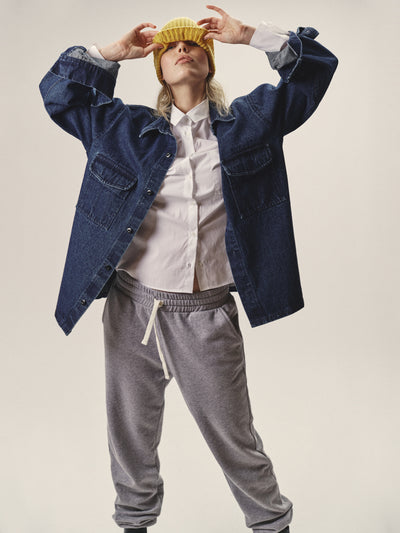 Nachhaltiges Damen Denim Overshirt aus Bio Baumwolle. Lässige Oversized Passform, dunkles Jeansblau und zwei Brusttaschen