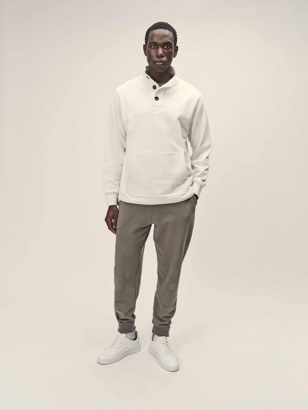 Herren Stehkragen Sweatshirt geknöpft Farbe off white regular fit reine Bio Baumwolle in Portugal produziert
