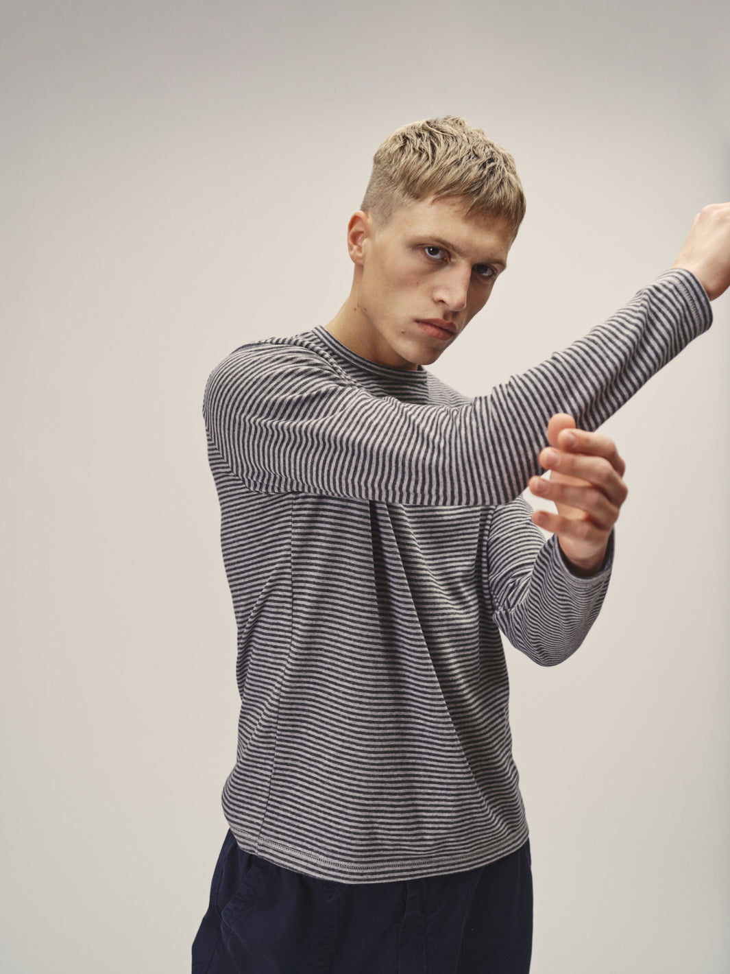 Herren Langarm Shirt dunkelblau - grau gestreift aus Bio Baumwolle und recycled Polyester hergestellt in Portugal