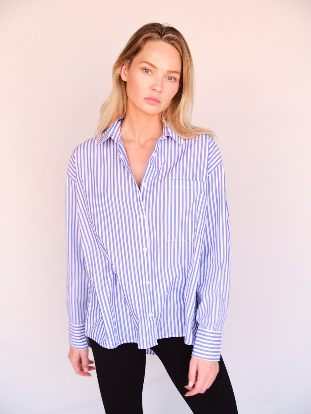 Gestreifte Damen Bluse in Blau-Weiß aus hochwertiger Bio-Baumwolle von WOTE - nachhaltige Mode für Frauen