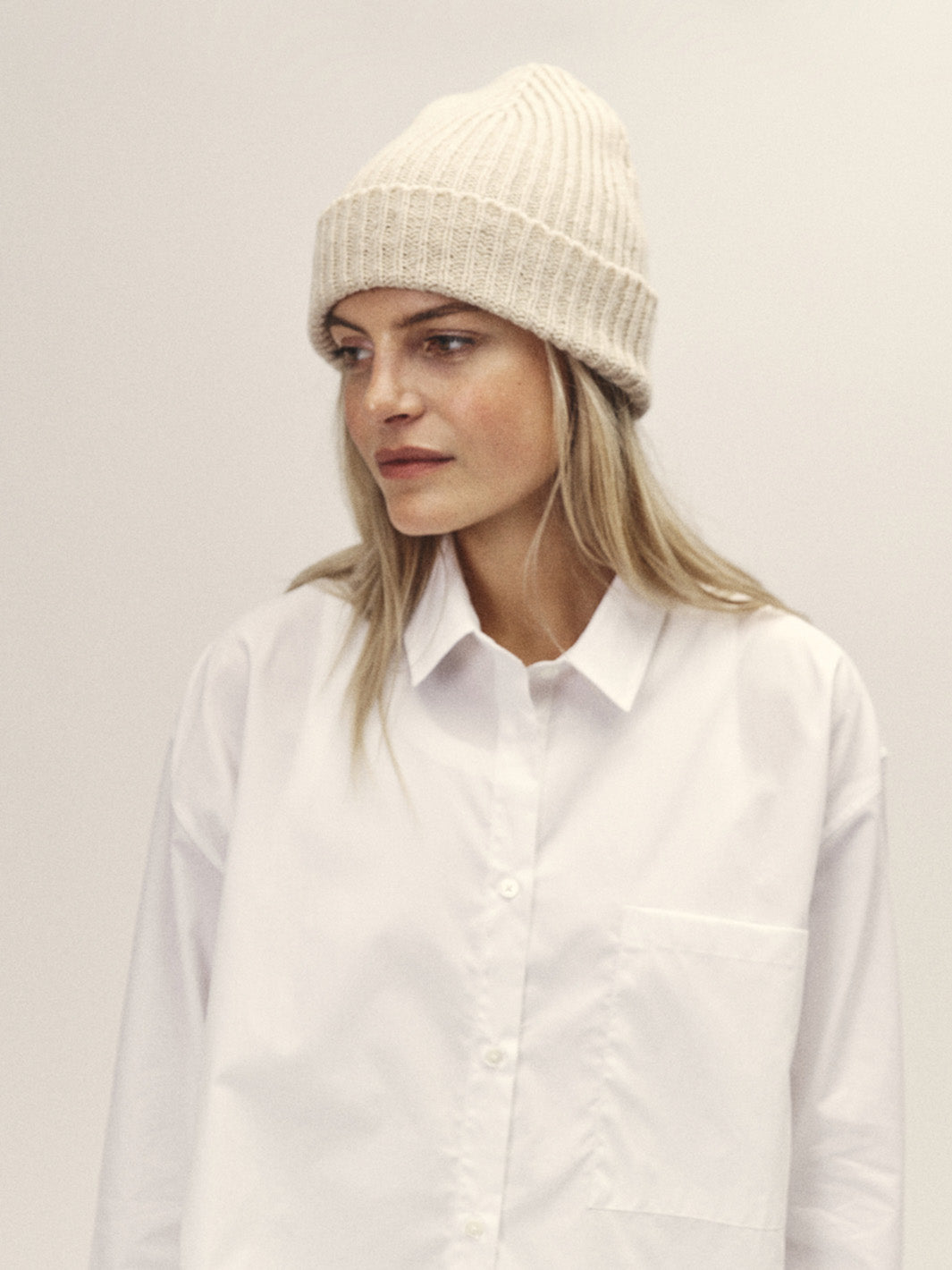 Damen Oversized Bluse in Weiß aus einem  Bio-Baumwoll-Popeline von WOTE - made in Portugal, Detailansicht Kragen