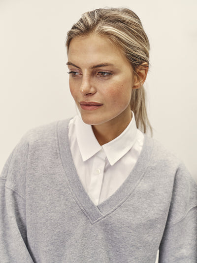 Damen Oversized Bluse in Weiß aus einem Bio-Baumwoll-Popeline mit echten Perlmutt-Knöpfen von WOTE - fair und nachhaltig in Portugal produziert, Detailansicht Kragen