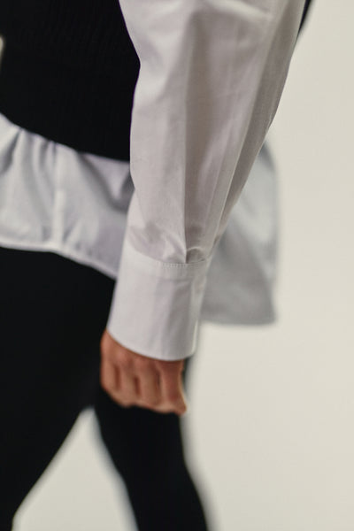 Damen Oversized Bluse in Weiß aus einem Bio-Baumwoll-Popeline mit Perlmutt-Knöpfen von WOTE - made in Portugal, Detailansicht Manchette