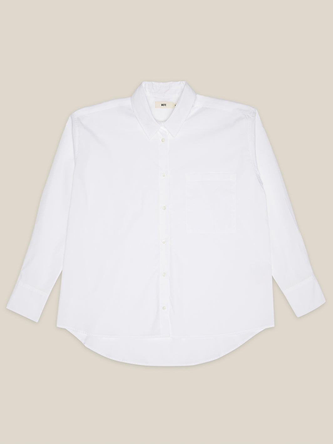 Damen Oversized Bluse in Weiß aus reiner Bio-Baumwolle mit einer Brusttasche und echten Perlmutt-Knöpfen von WOTE - fair und nachhaltig in Portugal produziert, Freisteller Bild